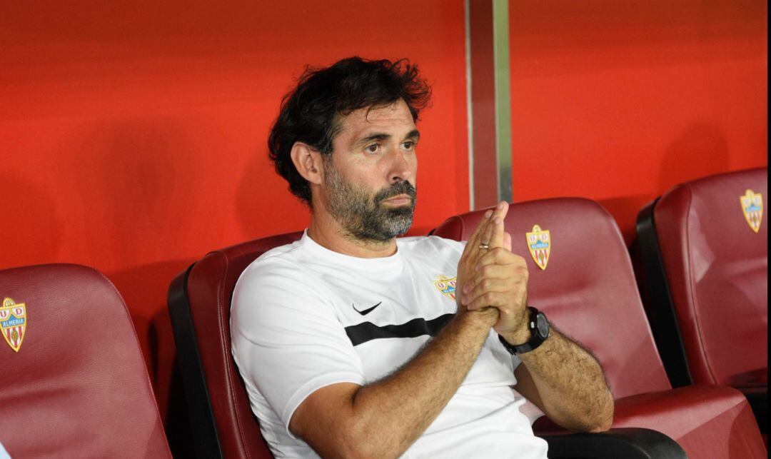 Jesús Muñoz, durante un partido en el banquillo del Almería