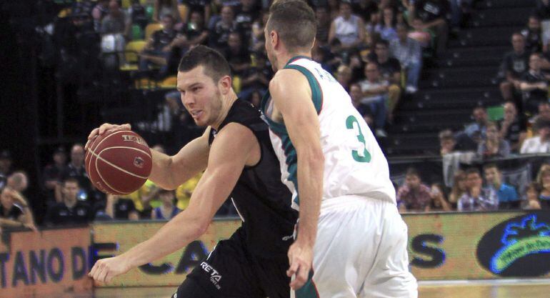 GRA276. BILBAO, 01/11/2014.- El escolta letón del Bilbao Basket Dairis Bertans (i) avanza ante la defensa del escolta del Sevilla Alex Urtasun (d), durante el partido correspondiente a la quinta jornada de la Liga Endesa de baloncesto que se disputa esta noche en el Bilbao Arena. EFE/LUIS TEJIDO