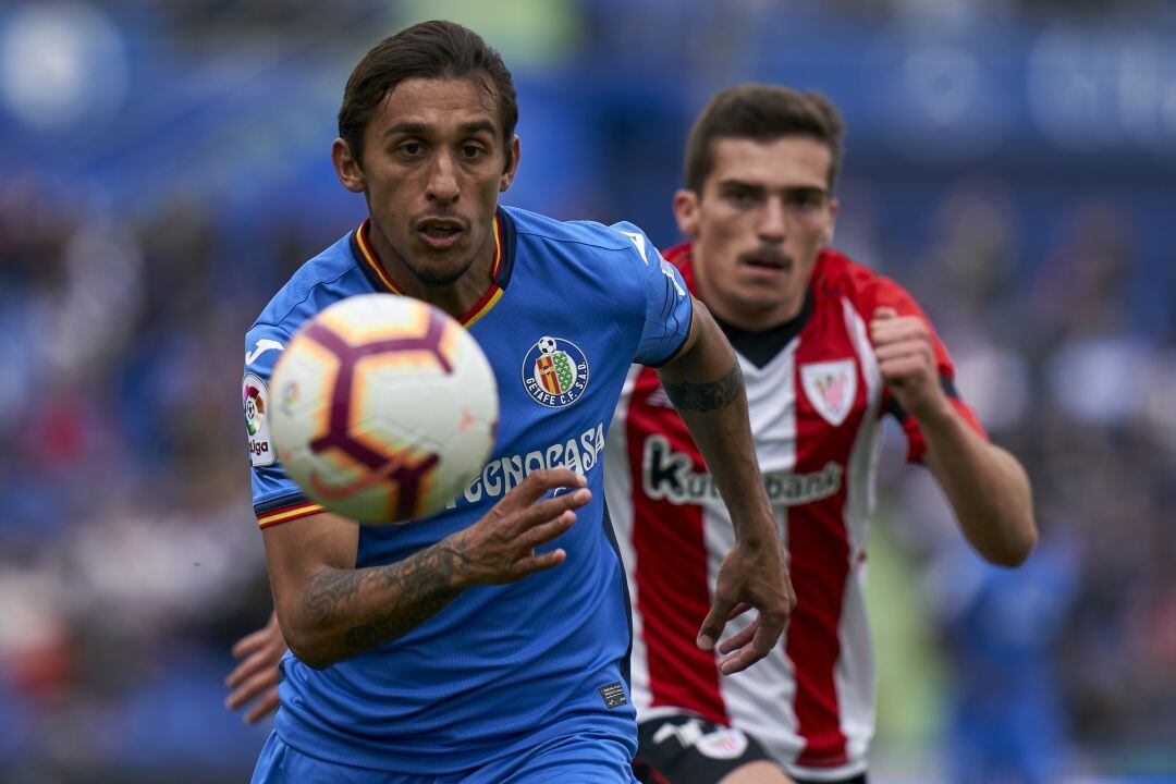 Damián Suarez persigue un balón durante el partido en San Mamés de la pasada temporada.