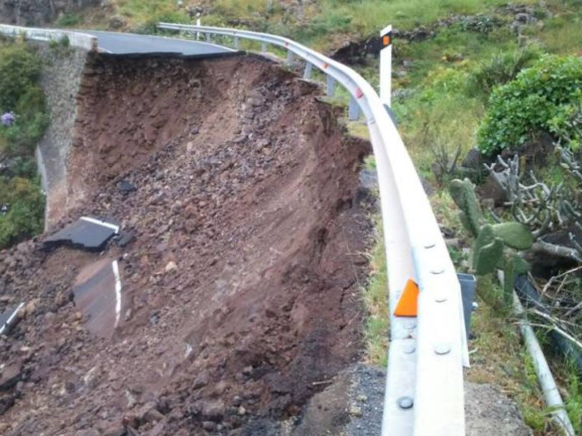 El derrumbe de una carretera en Gran Canaria deja aislados a mil vecinos