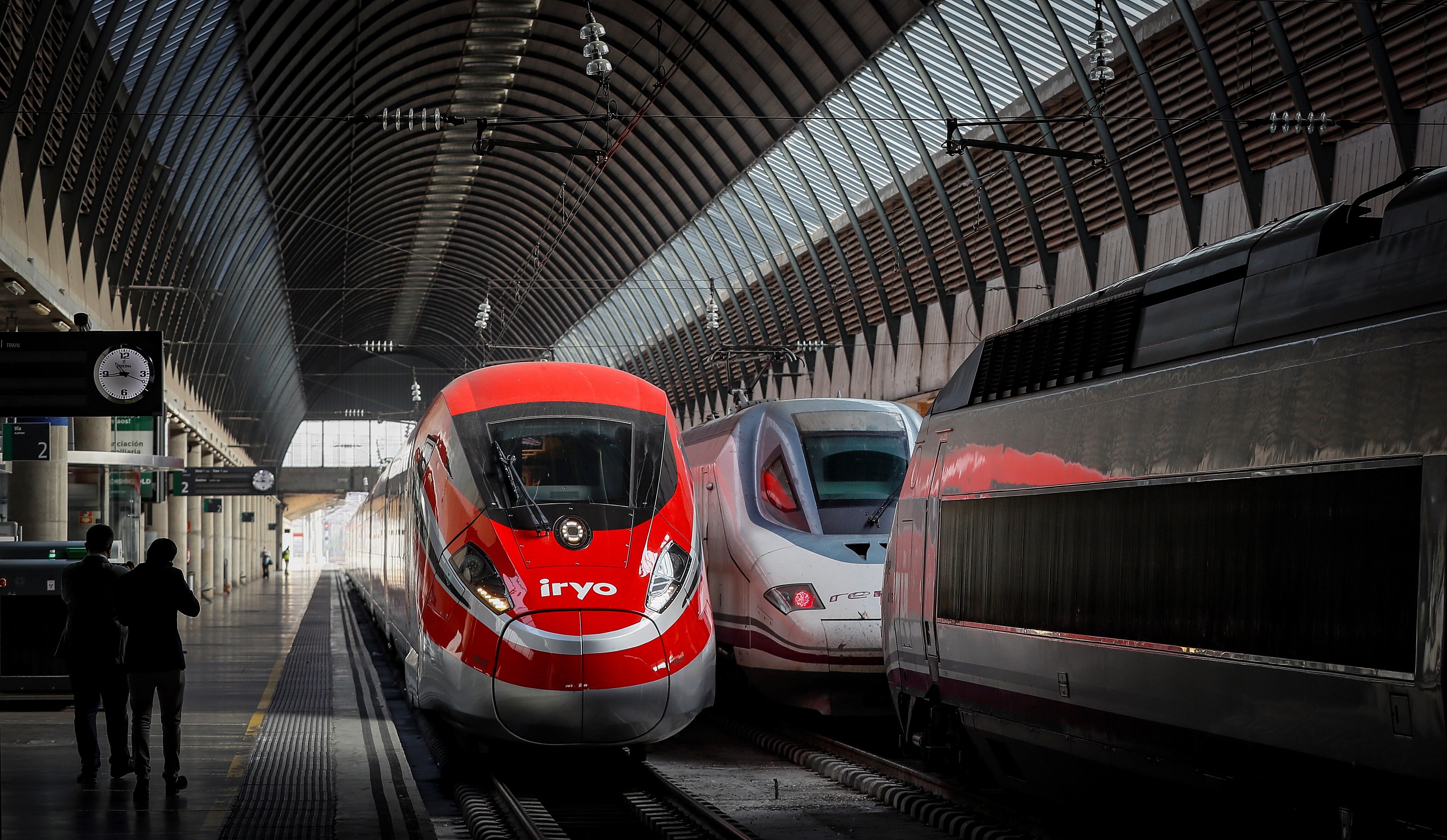 GRAFAND6005. SEVILLA, 11/02/2022.- Presentación del tren de alta velocidad bautizado como &quot;Flecha roja&quot; hoy viernes en la Estación de Santa Justa. La compañía iryo será el primer operador privado que unirá a finales de año o principios del próximo la alta velocidad entre Madrid y Andalucía treinta años después del AVE de Renfe y prevé transportar en el 2025 a más de 2,5 millones de viajeros entre la capital madrileña y Sevilla, Málaga y Córdoba.EFE/Jose Manuel Vidal.
