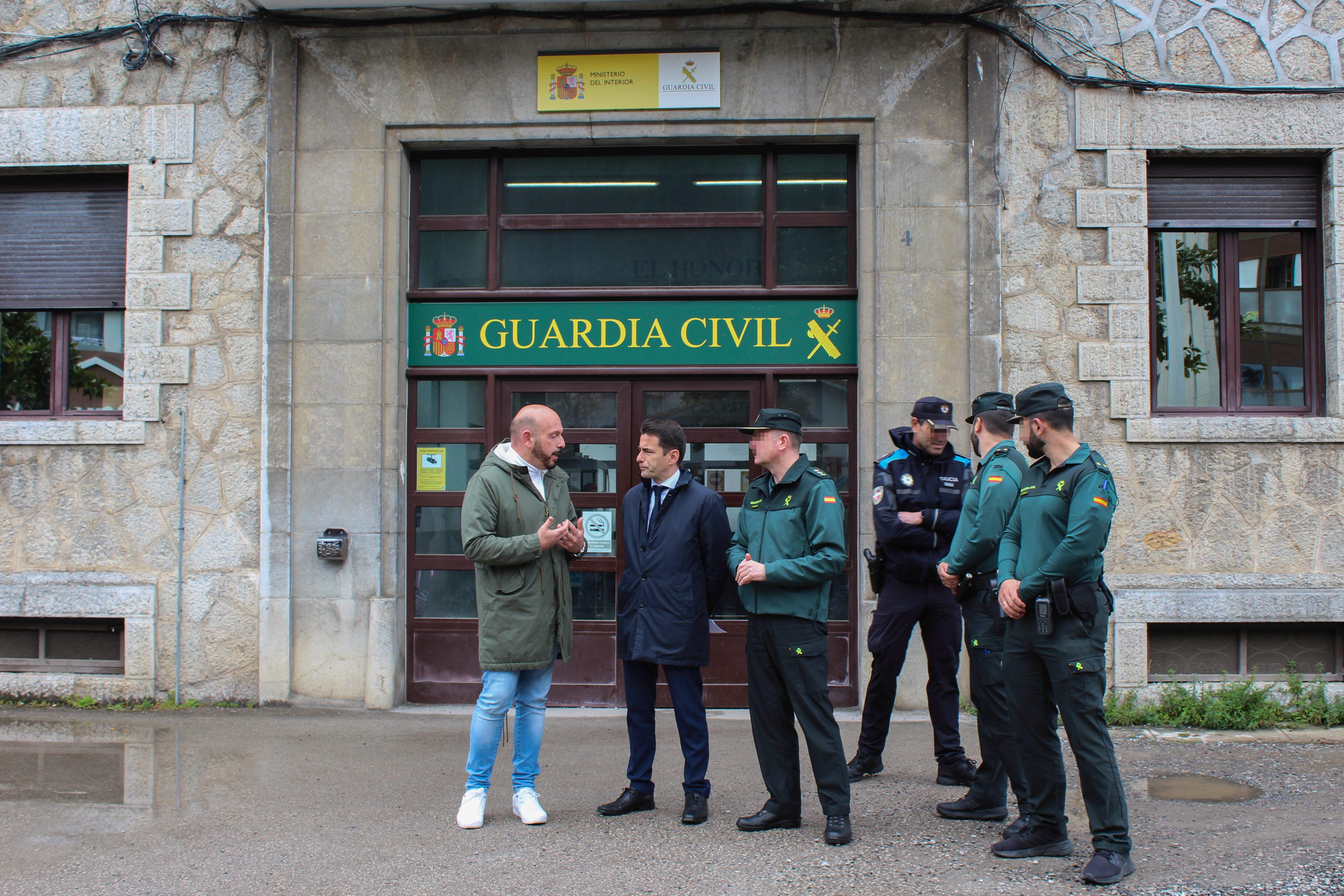 LAREDO (CANTABRIA), 01/04/2026.- El delegado del Gobierno en Cantabria, Pedro Casares, junto a la comisaria de Laredo (Cantabria) este miércoles. EFE/ Eva García
