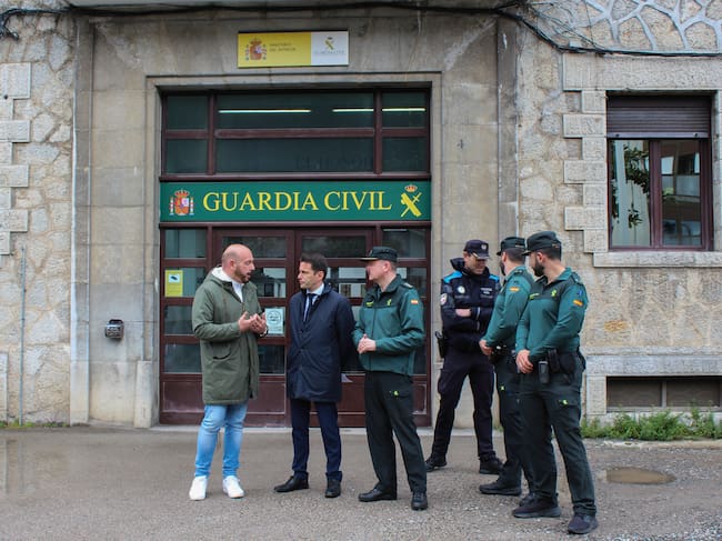 LAREDO (CANTABRIA), 01/04/2026.- El delegado del Gobierno en Cantabria, Pedro Casares, junto a la comisaria de Laredo (Cantabria) este miércoles. EFE/ Eva García