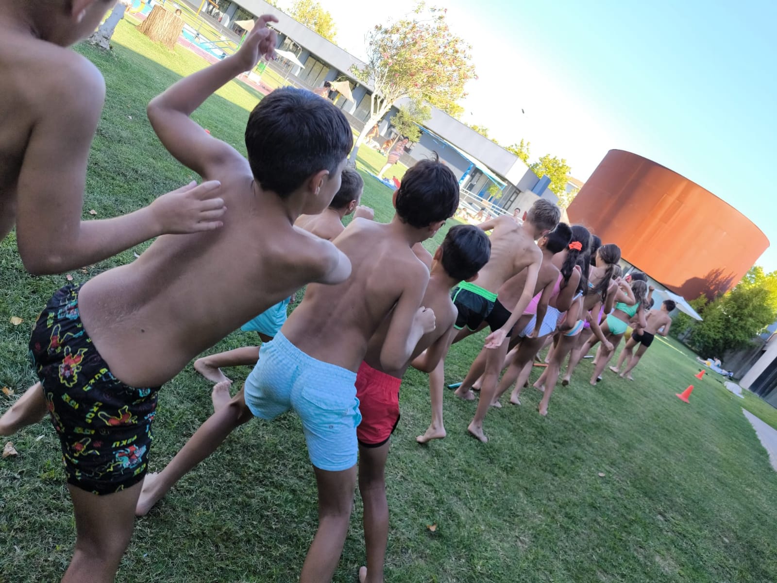 Más de 70 niños pasan cada día por la Ludoteca de la piscina municipal de Don Benito