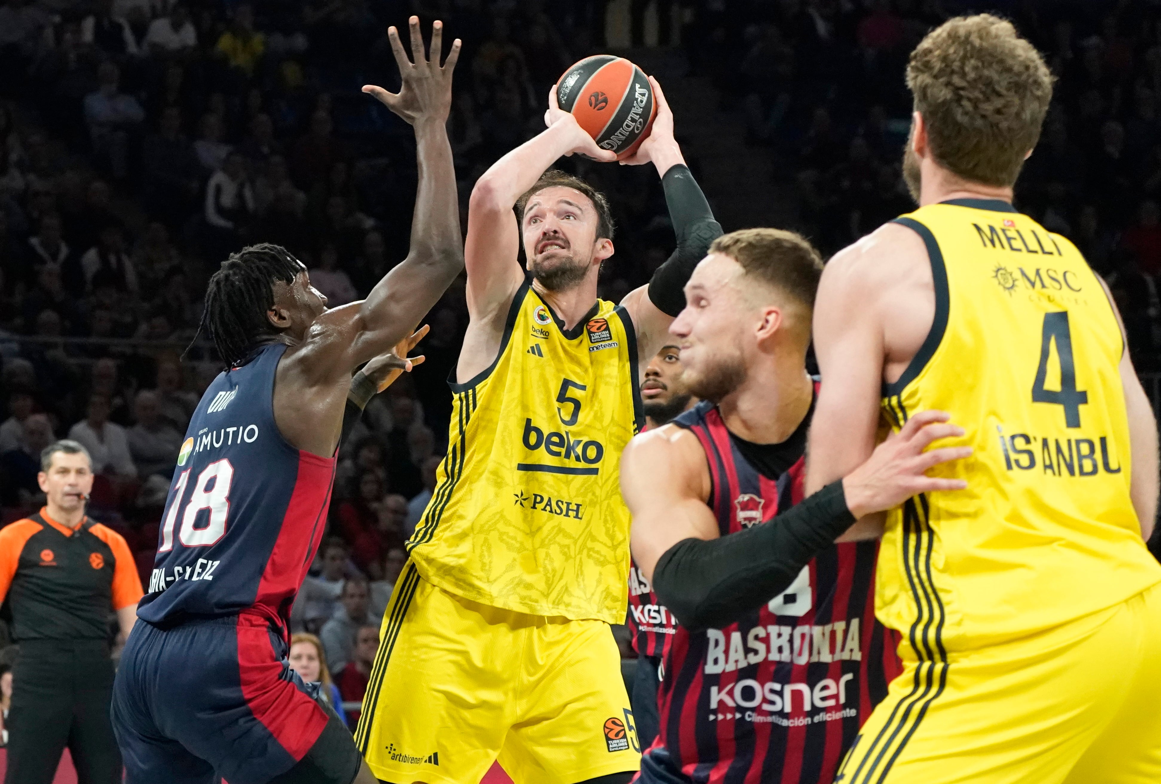 VITORIA, 03/12/2024.- El pívot del Fenerbahce Sertac Sanli (2i) lanza a canasta defendido por el senegalés Khalifa Diop (i), del Baskonia, durante el partido de EuroLiga que juegan este martes en el Buesa Arena, en Vitoria. EFE/ L. Rico
