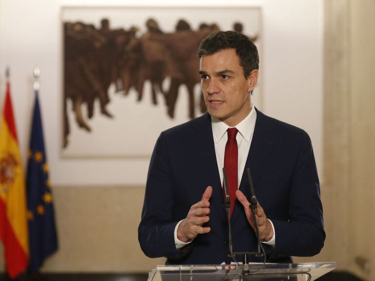 Pedro Sánchez, con el cuadro de Juan Genovés, &#039;El Abrazo&#039;, de fondo