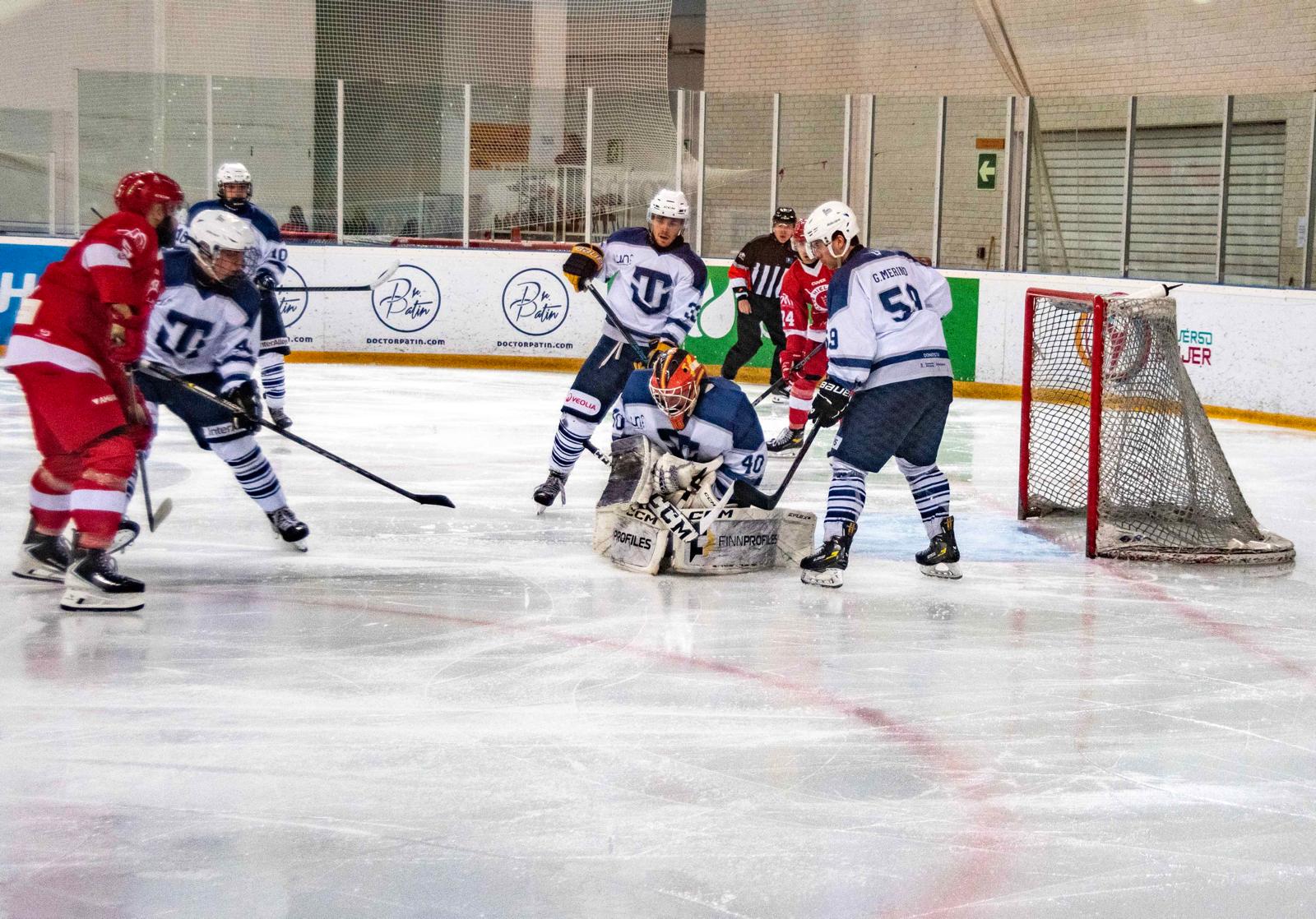 El CH Jaca y el Txuri jugaron dos disputados encuentros en la pista jaquesa