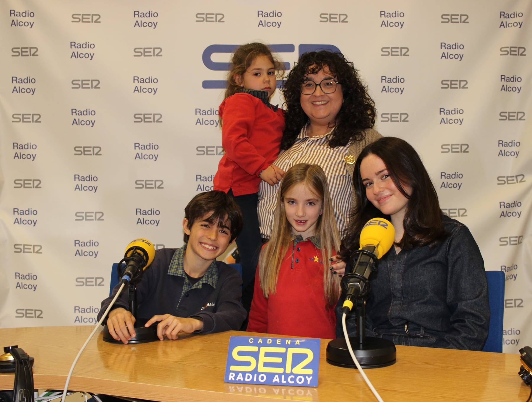 La directora de La Salle, Leticia Rodrigo, acompañada por cuatro alumnos del centro, Júlia, Noa, Antonio y Cayetana