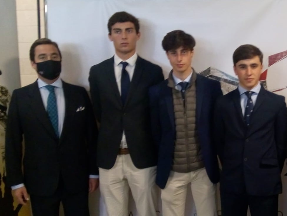 De izquierda a derecha, el empresario José María Garzón y los novilleros Diego Bastos, Joselito Sánchez y Marcos Linares
