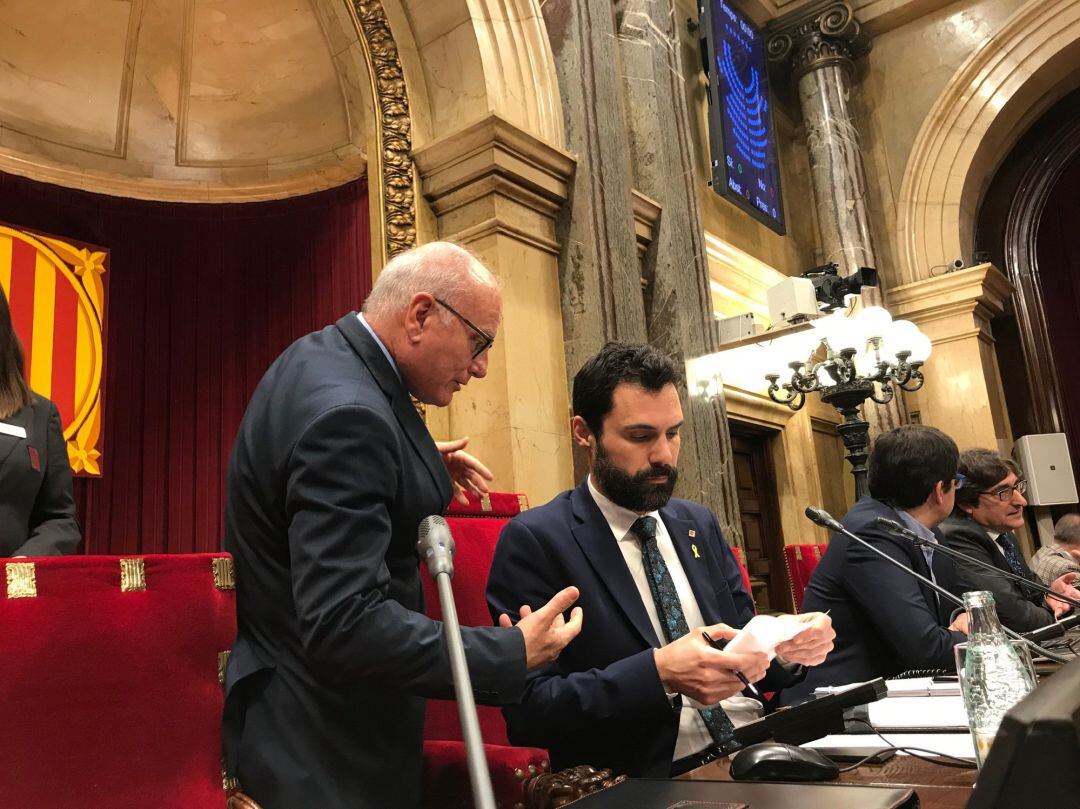 El presidente del Parlament, Roger Torrent, asistido por el secretario general de la Cámara, Xavier Muro 