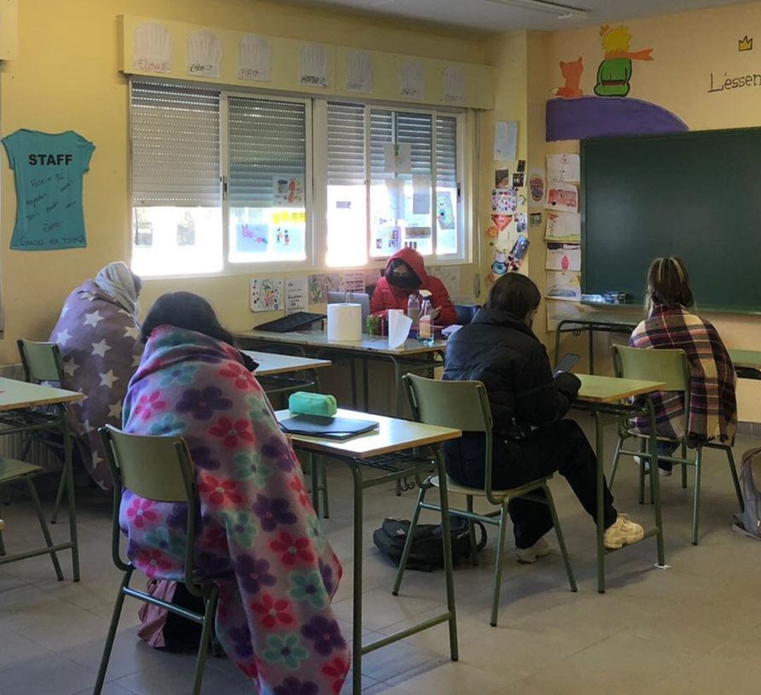 Con mantas y abrigos para soportar el frío en las aulas del Instituto La Gándara de Toreno