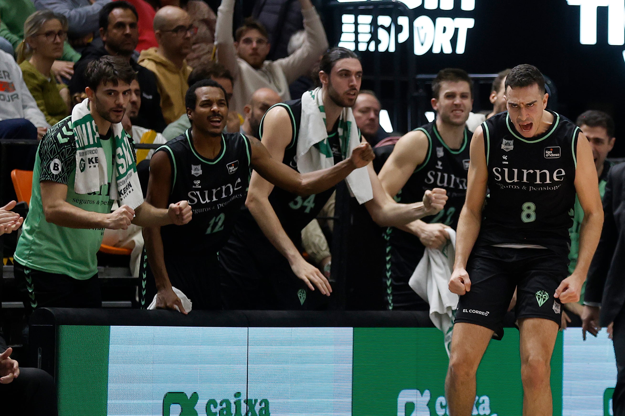 VALENCIA, 03/12/2023. - El alero del Bilbao Basket Alex Reyes (d) celebra una canasta durante el partido ante el Valencia Basket de Liga Endesa disputado este domingo en el pabellón de la Fuente de San Luis. EFE/ Miguel Ángel Polo
