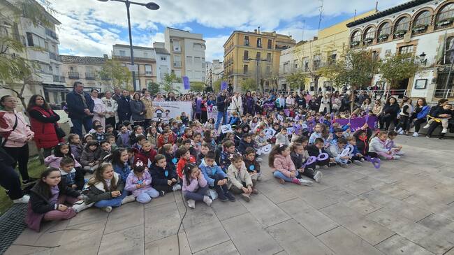 Escolares asistente al acto de entrega de premios de los concursos de carteles y comic, por la mañana en la Plaza de España