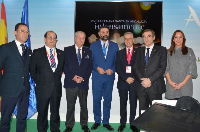 El consejero de Turismo, Javier Fernández, junto a algunos de los presidentes de las federaciones y agrupaciones de Semana Santa