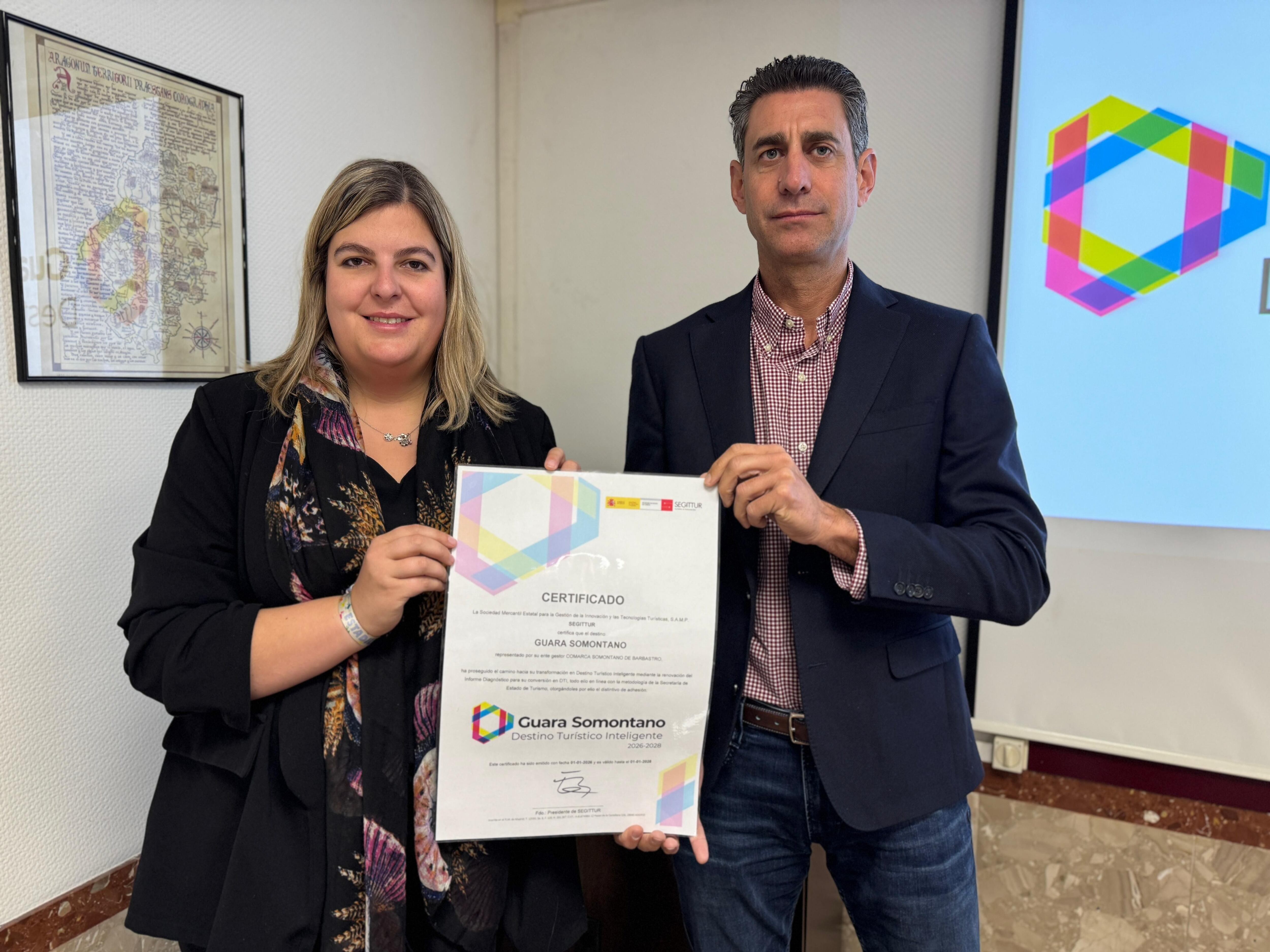 Pilar Lleyda y Saúl Pérez con la distinción