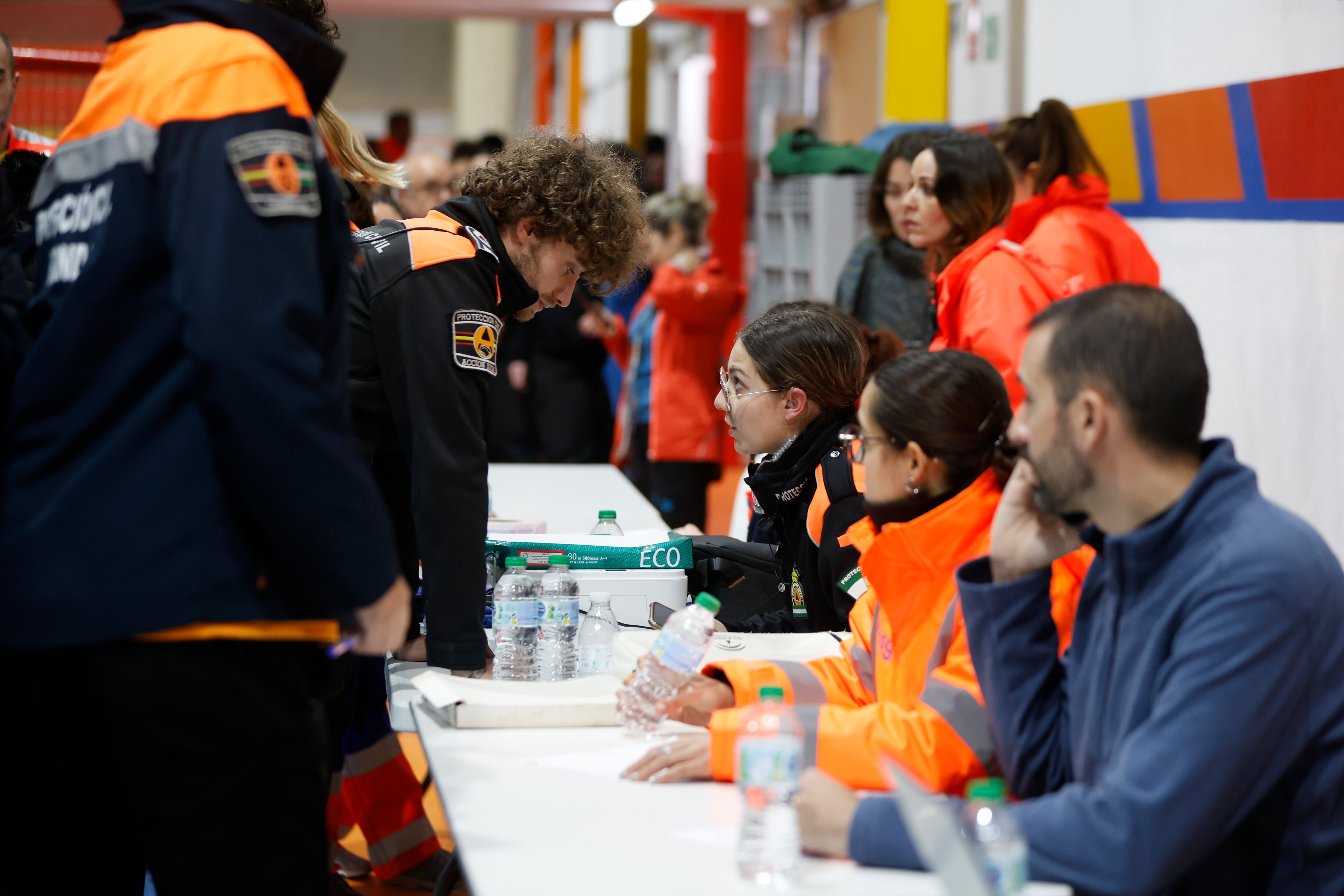 RONDA (MÁLAGA), 05/02/2026.- Miembros de Protección Civil trabajan este jueves, en el polideportivo de El Fuerte de Ronda (Málaga), donde se va a recibir a los desalojados de Grazalema (Cádiz). La ciudad de Ronda (Málaga) espera recibir a los vecinos del cercano pueblo de Grazalema (Cádiz), a los que acogerá tras ser desalojados por las consecuencias de la borrasca Leonardo, en el polideportivo de El Fuerte y en el Centro de Mayores. EFE/ Jorge Zapata