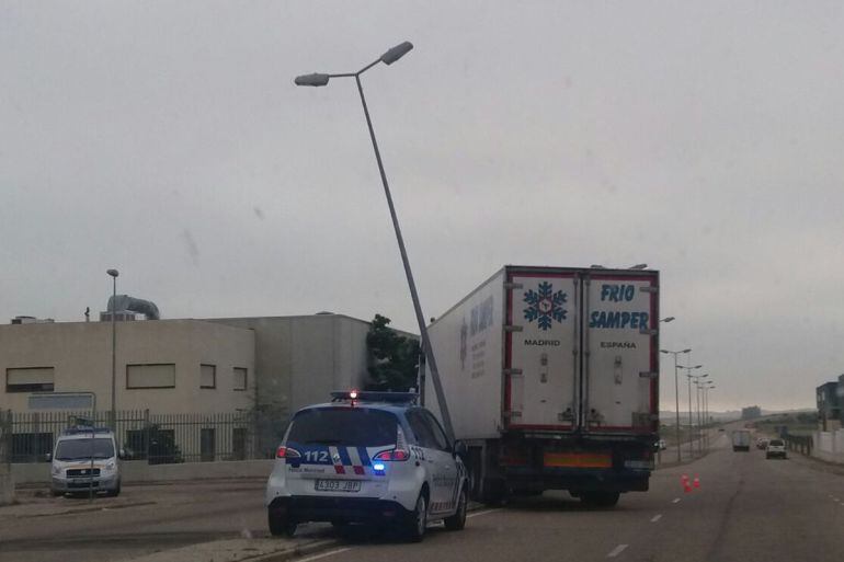 El camión tras chocar con la farola