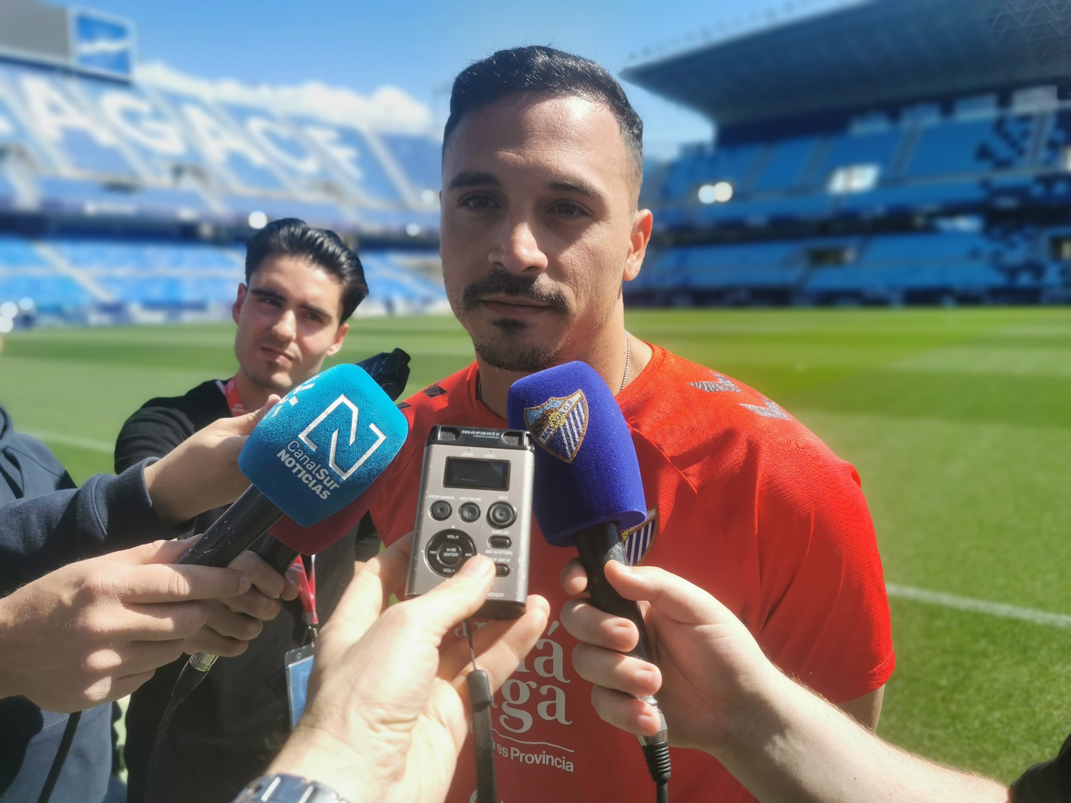 Alfonso Herrero, en el césped de La Rosaleda