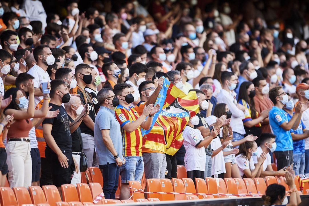 Público en el estadio de Mestalla en el último Trofeo Taronja entre el Valencia CF y el AC Milan