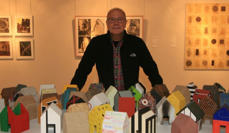 Santiago Serrano rodeado de sus casas y obras gráficas en el Centro Cultural Adolfo Suárez de Tres Cantos