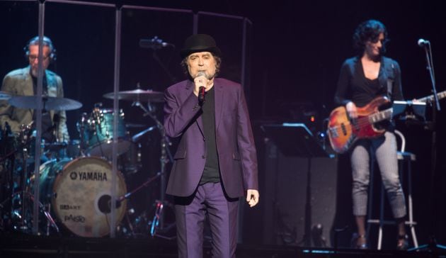 Joaquín Sabina, con parte de su banda.