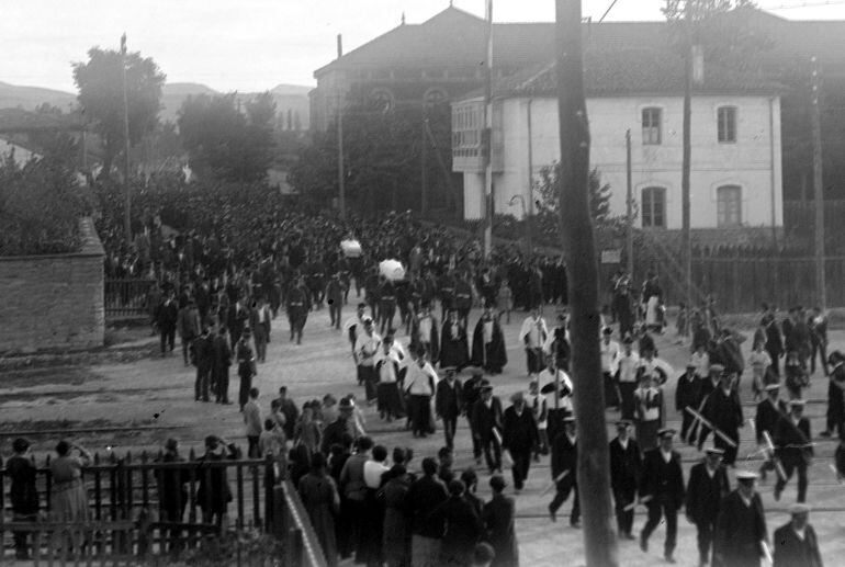 El paso a nivel entre las calles Rioja y Comandante Izarduy, en 1921