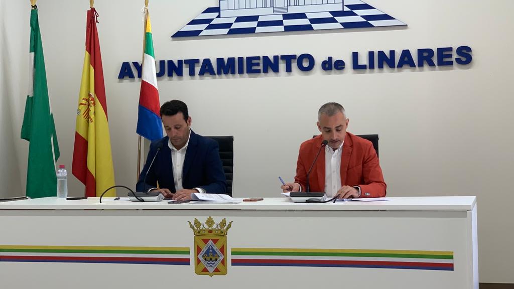 Javier Perales, alcalde de Linares, y Javier Palacios, concejal de Hacienda.
