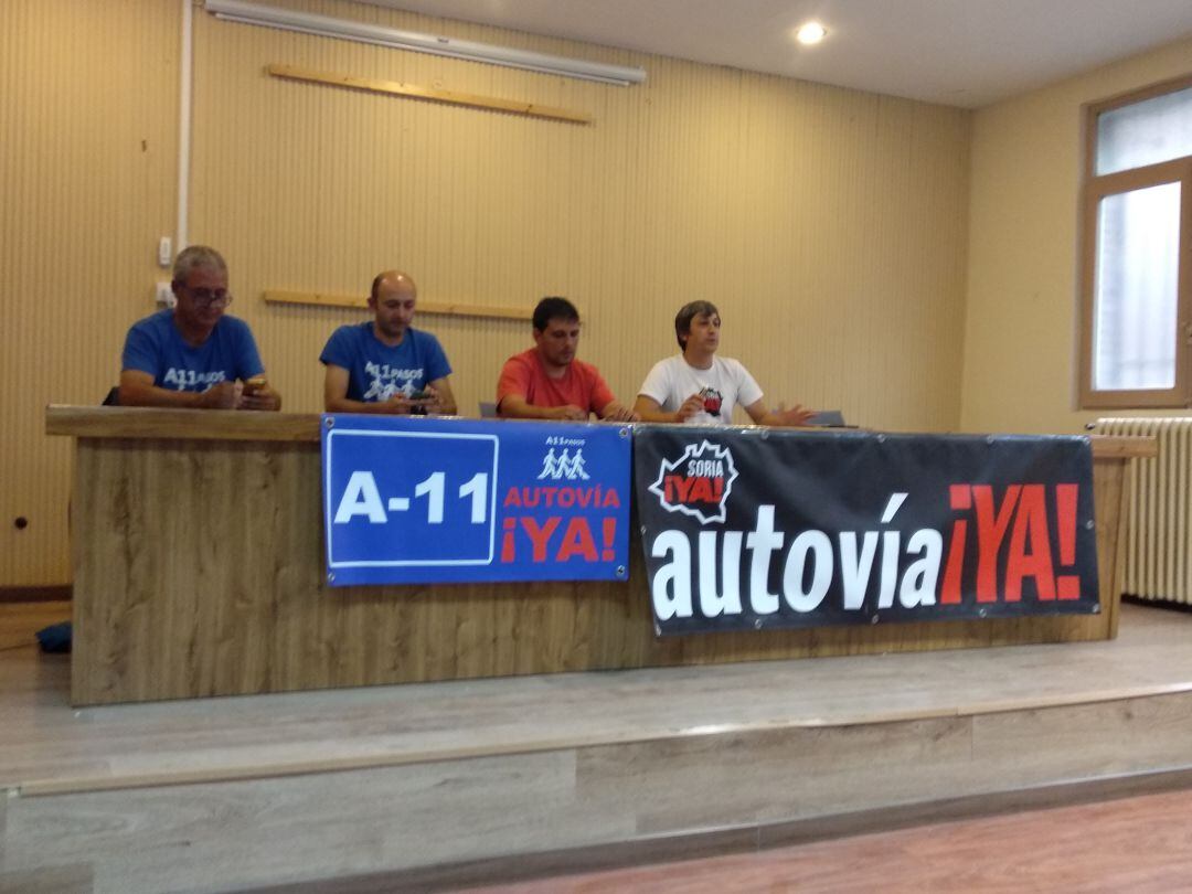 Portavoces de A-11 Pasos (izda) y de SoriaYa (dcha) acompañados por el secretario comarcal de CCOO en Aranda durante la reunión informativa mantenida con colectivos sociopolíticos de la Ribera burgalesa