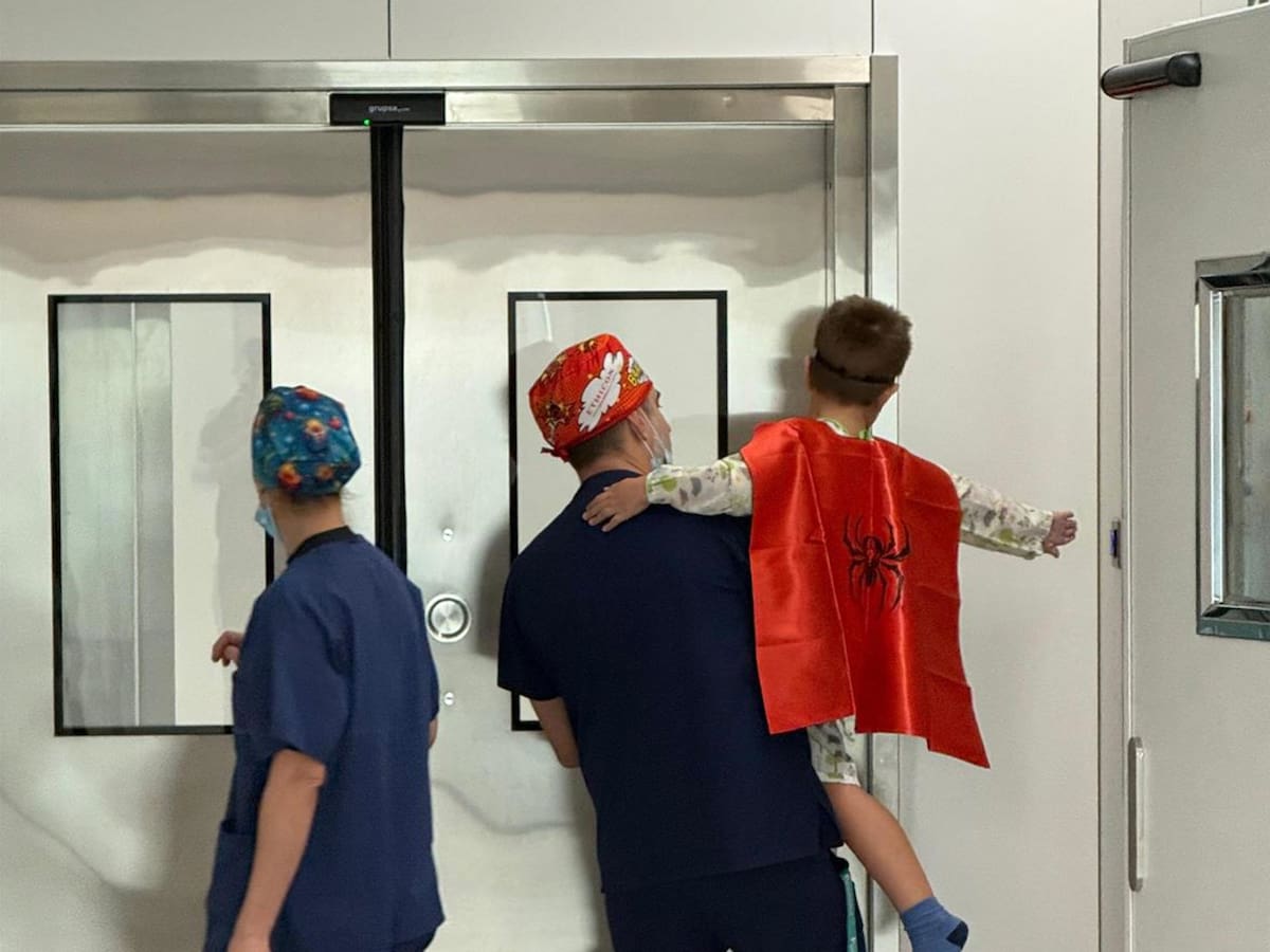 Quirónsalud Málaga usa capas y máscaras de superhéroes para el traslado de pacientes pediátricos a quirófano