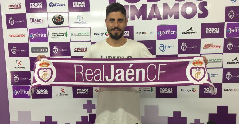 Juanma Espinosa posa con una bufanda del Real Jaén en su presentación de este martes.