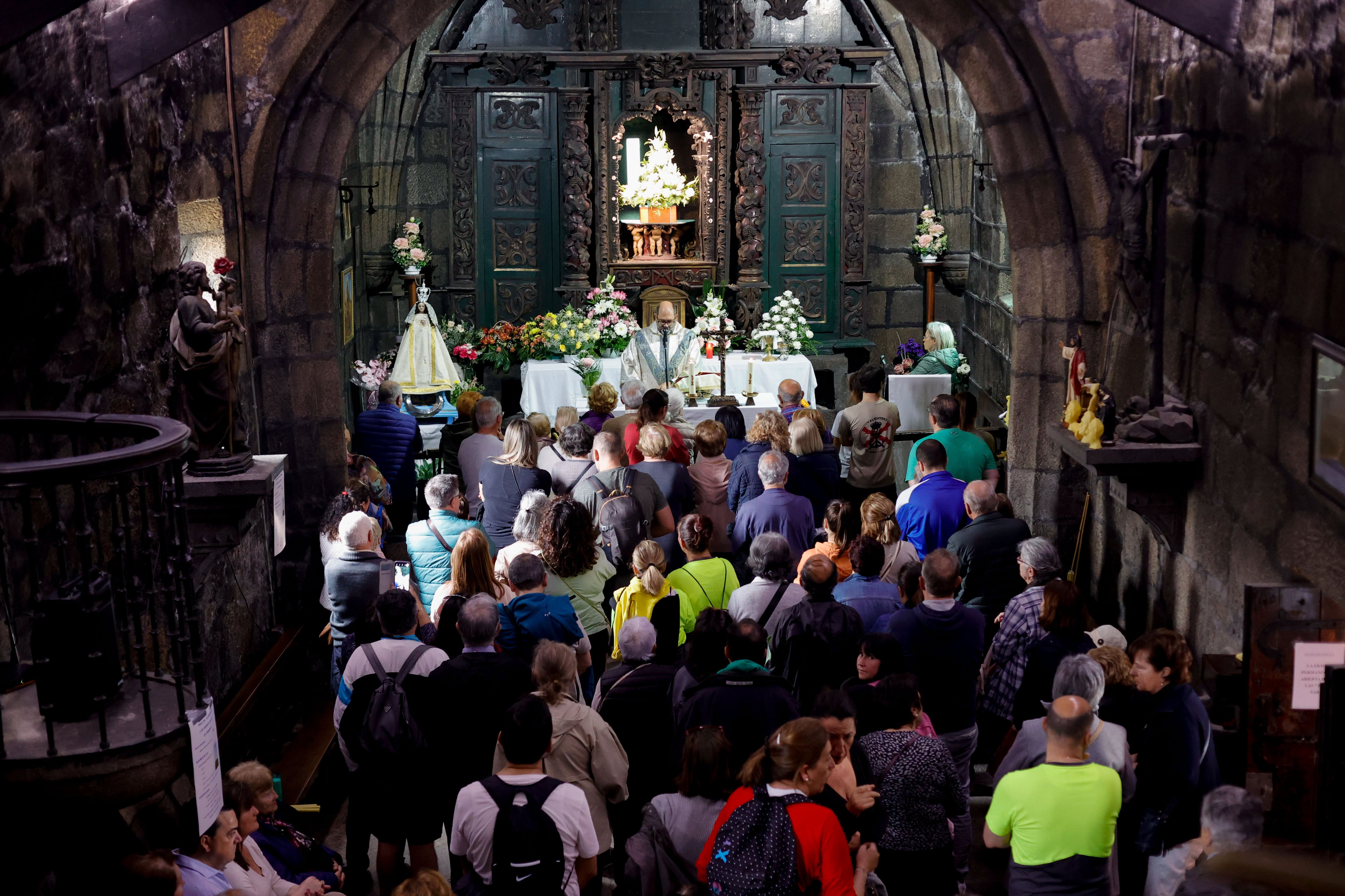 FERROL, 10/04/2023.- Ferrol alarga las vacaciones de Semana Santa con su tradicional festivo local del Lunes de Pascua, en el que celebra la romería de Chamorro por su patrona: la Virgen del Nordés. EFE/Kiko Delgado
