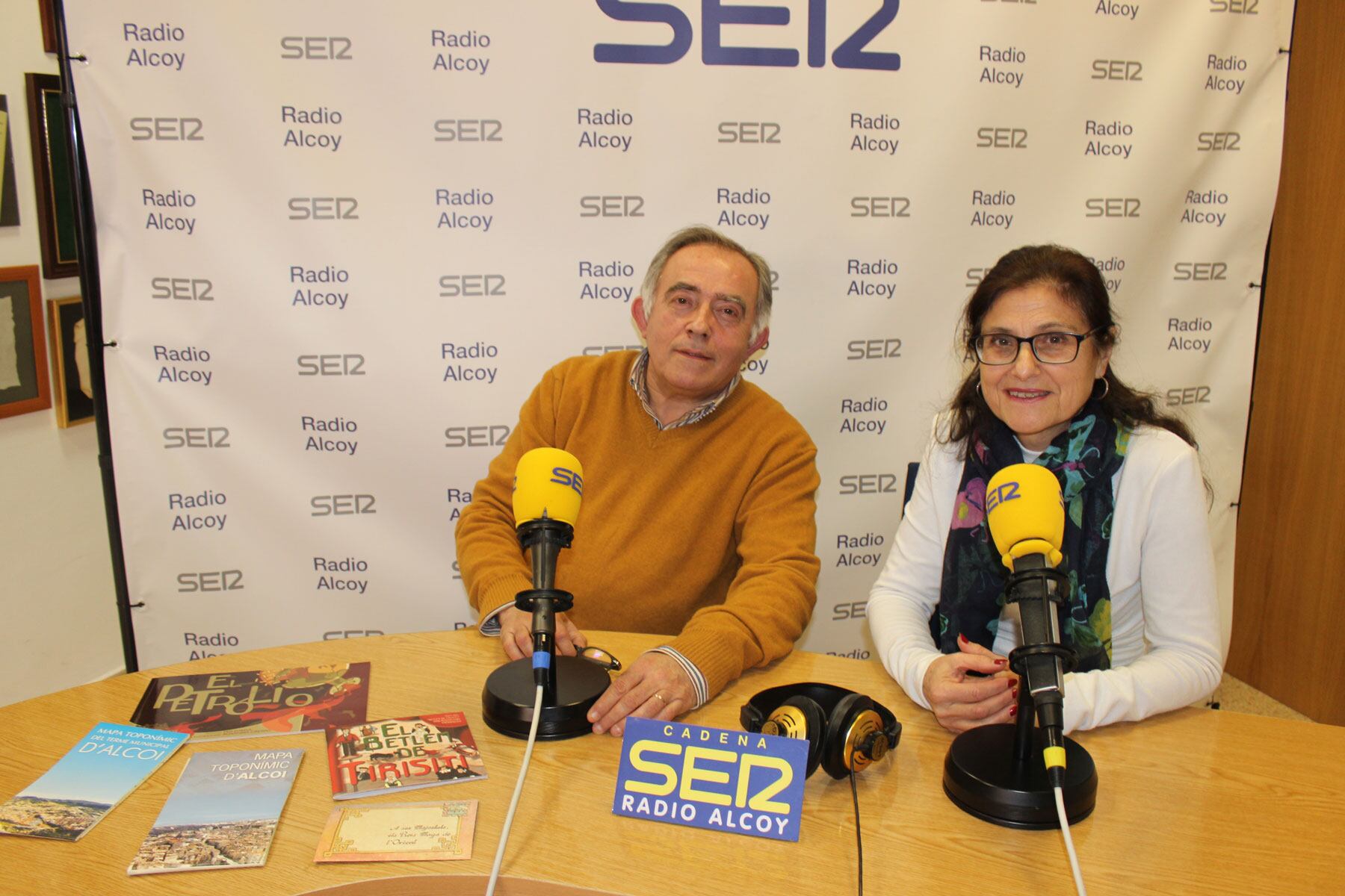 Ximo Victoriano i Dolors Sanchis, en l'estudi central de Radio Alcoy, en algunes de les publicacions editades pel Gabinet de Normalització