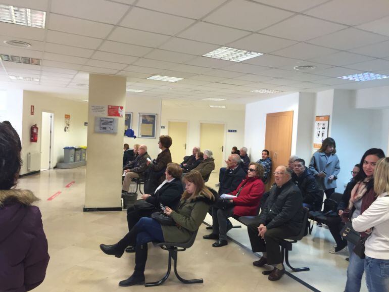 Gente esperando en el Centro de Salud de San Fermín