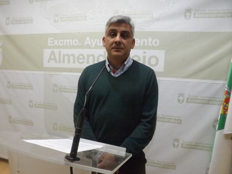 El concejal Juan Daniel Bravo del Ayuntamiento de Almendralejo detalla el acto