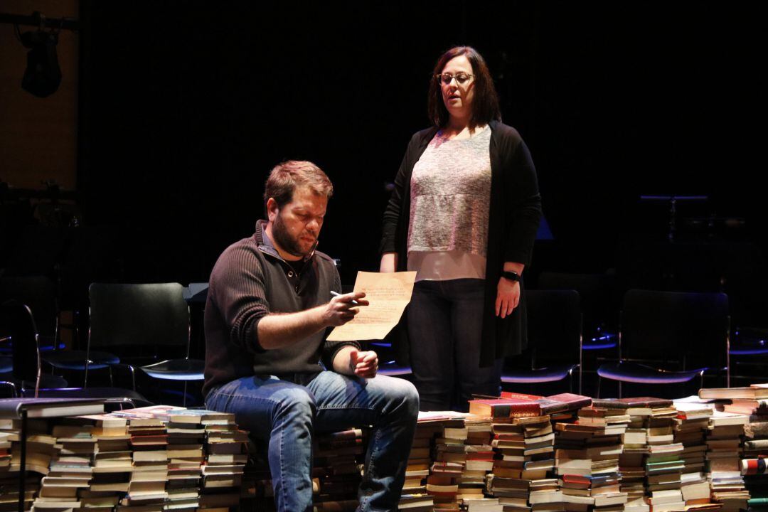 Els cantants Roger Padullés (Llull) i Marta Mathéu (filla) a &#039;Llull&#039; en un assaig