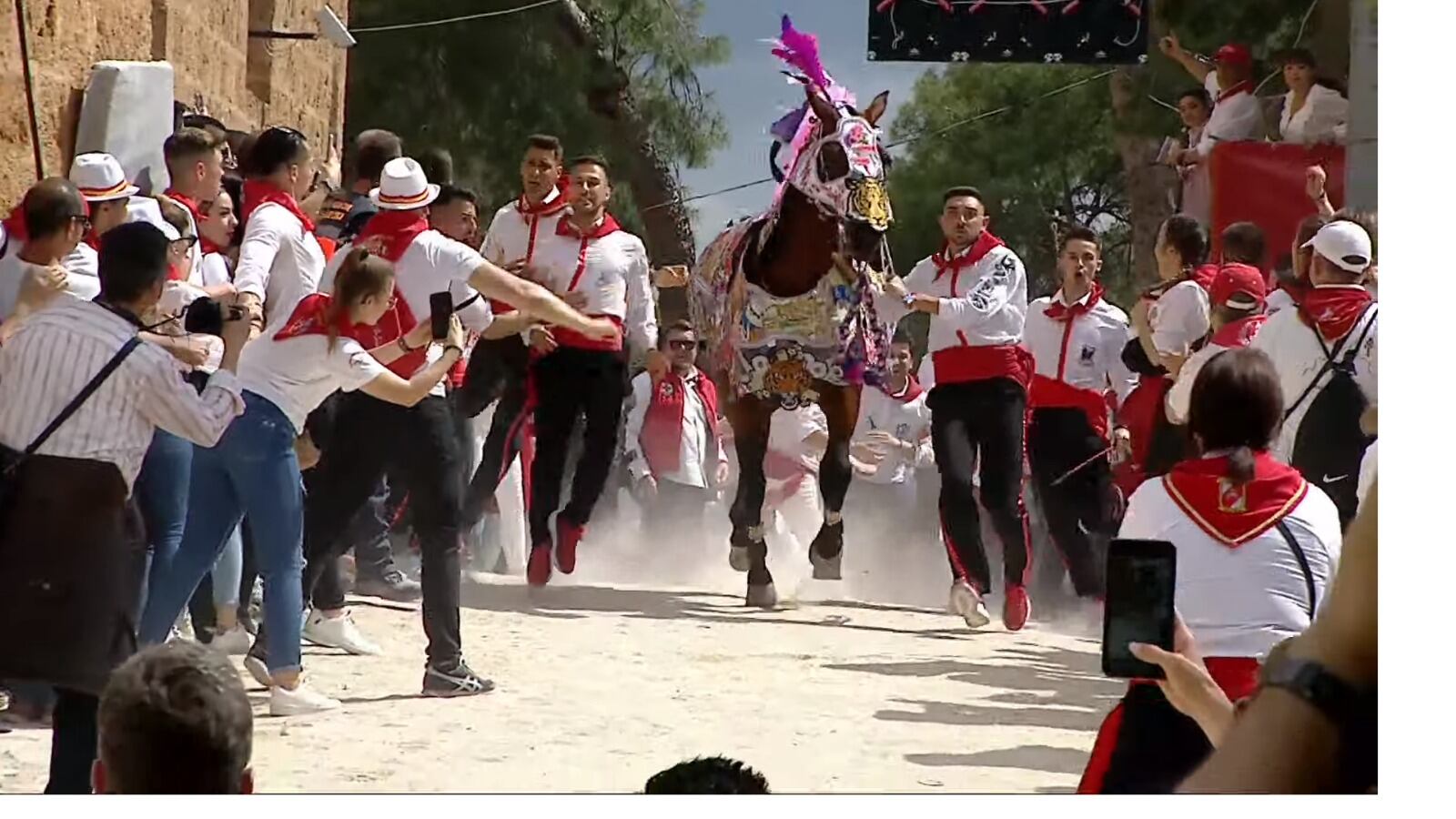 La peña Calimocho durante su carrera