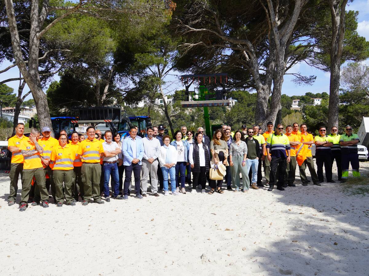 El servicio de limpieza de playas de Menorca amplía su flota y personal