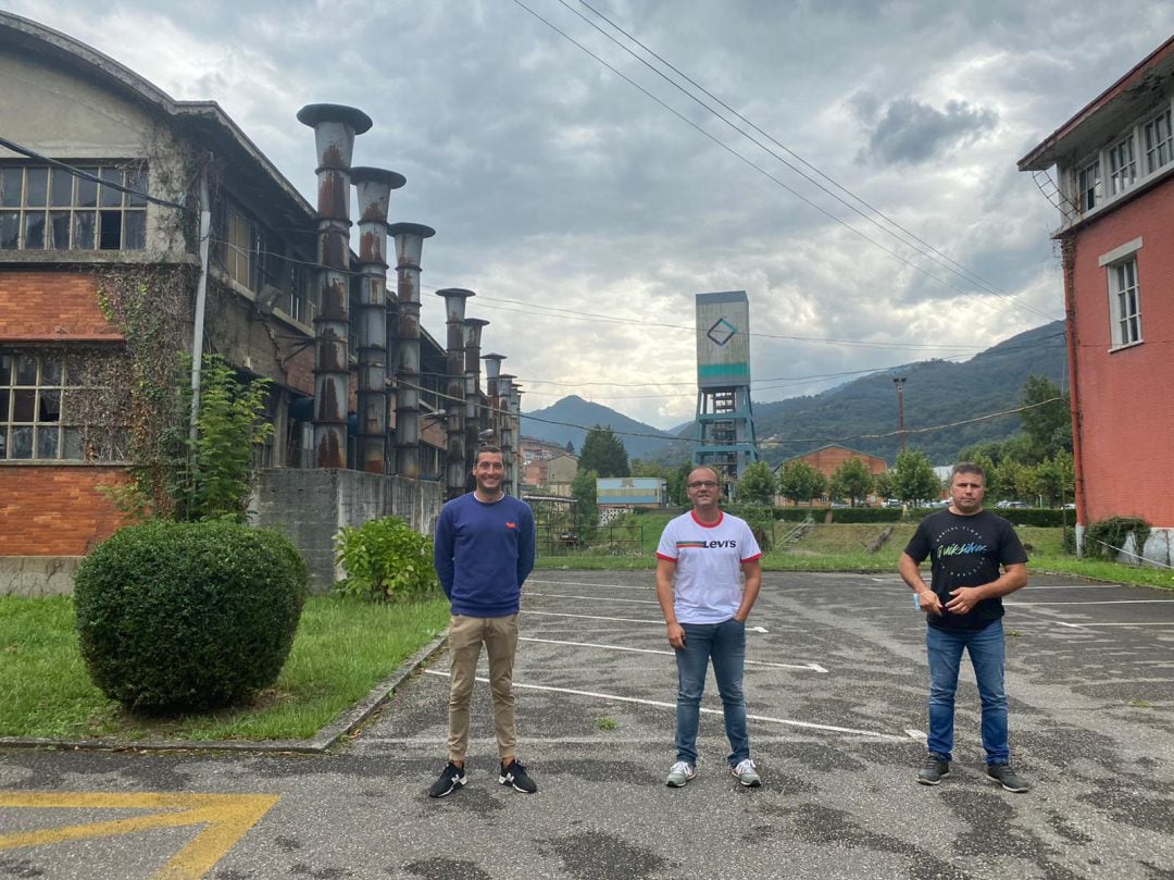 David, Mauro y David, trabajadores de Hunosa, en las instalaciones próximas al Pozo Santiago.