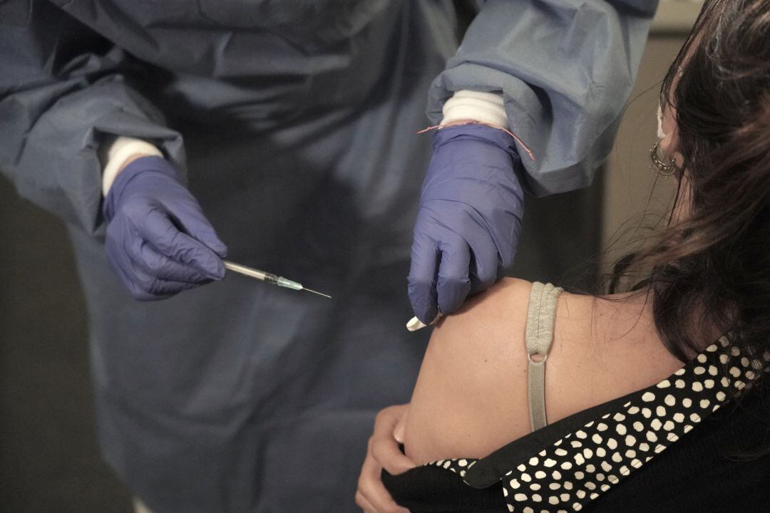 Una profesional sanitaria del sector privado recibe la vacuna contra la COVID-19 en un dispositivo instalado en la clínica IMQ de Zorrotzaurre, en Bilbao, imagen de archivo 