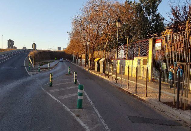 Calle Pío IX – entrada-salida alumnos colegio Ramiro Jover. Falta de señalización para cruce de la calzada de forma segura.