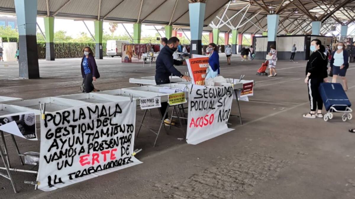Los vendedores del Mercado del lunes se manifiestan para pedir al Ayuntamiento mejores condiciones