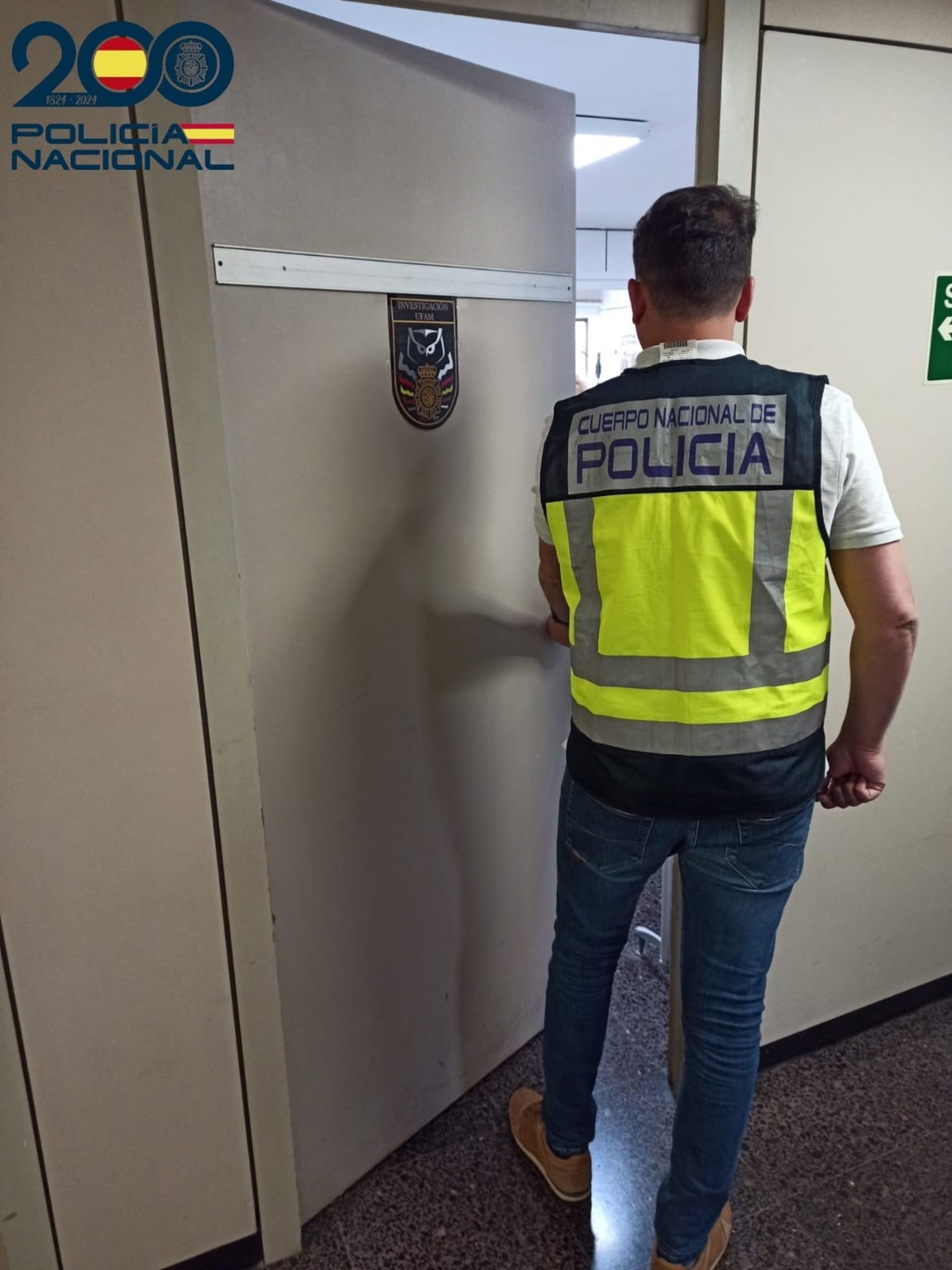 28/12/2025 Un agente de la Policía Nacional, de espaldas. Recurso..
La Policía Nacional ha detenido a dos hombres como presuntos autores de un delito de agresión sexual y robo con violencia, por tocamientos a una joven y robarle su patinete, en Palma.

SOCIEDAD 
POLICÍA NACIONAL
