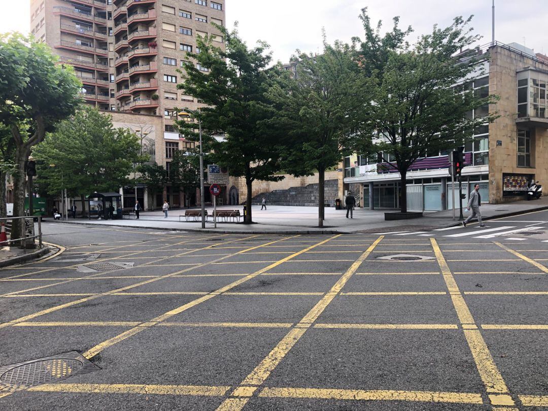 Imagen de la plaza de Unzaga sin tráfico y sin apenas transeúntes