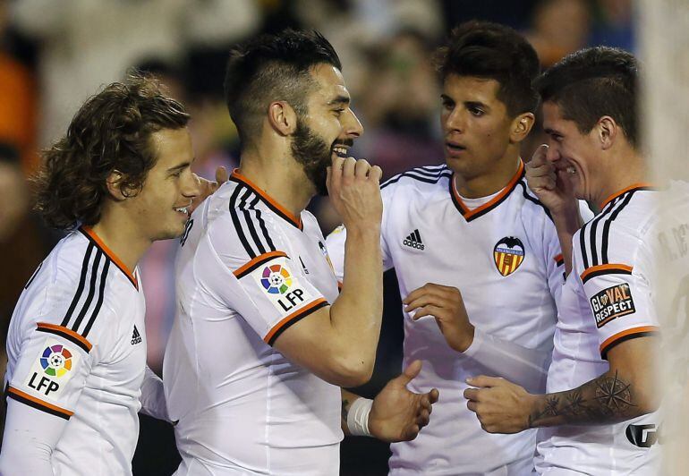 GRA247. VALENCIA, 17/01/2015.- El delantero del Valencia Álvaro Negredo (2i) celebra con sus compañeros el gol marcado al Almería, tercero para el equipo, durante el partido de la decimonovena jornada de Liga disputado esta tarde en el estadio de Mestalla. EFE/Kai Försterling