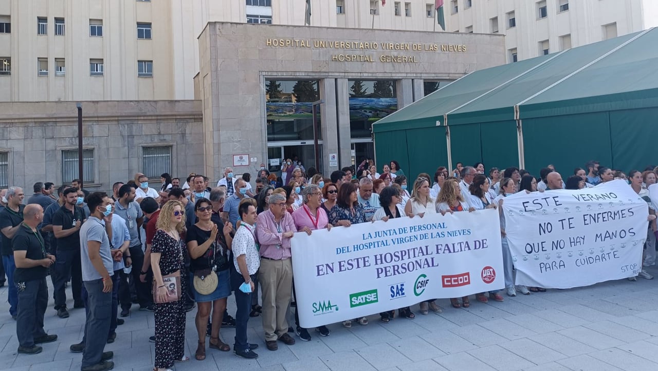 Foto de archivo de una reciente concentración sindical ante el hospital Virgen de las Nieves de Granada por falta de personal