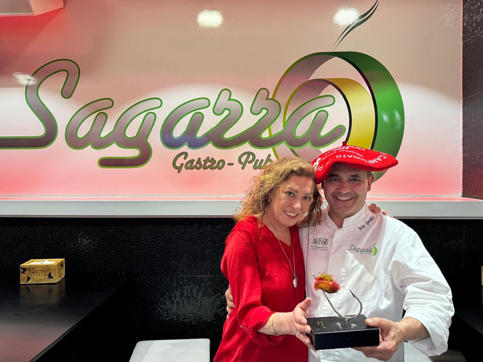 Mireia Alonso y Jesús González posan con el pintxo ganador