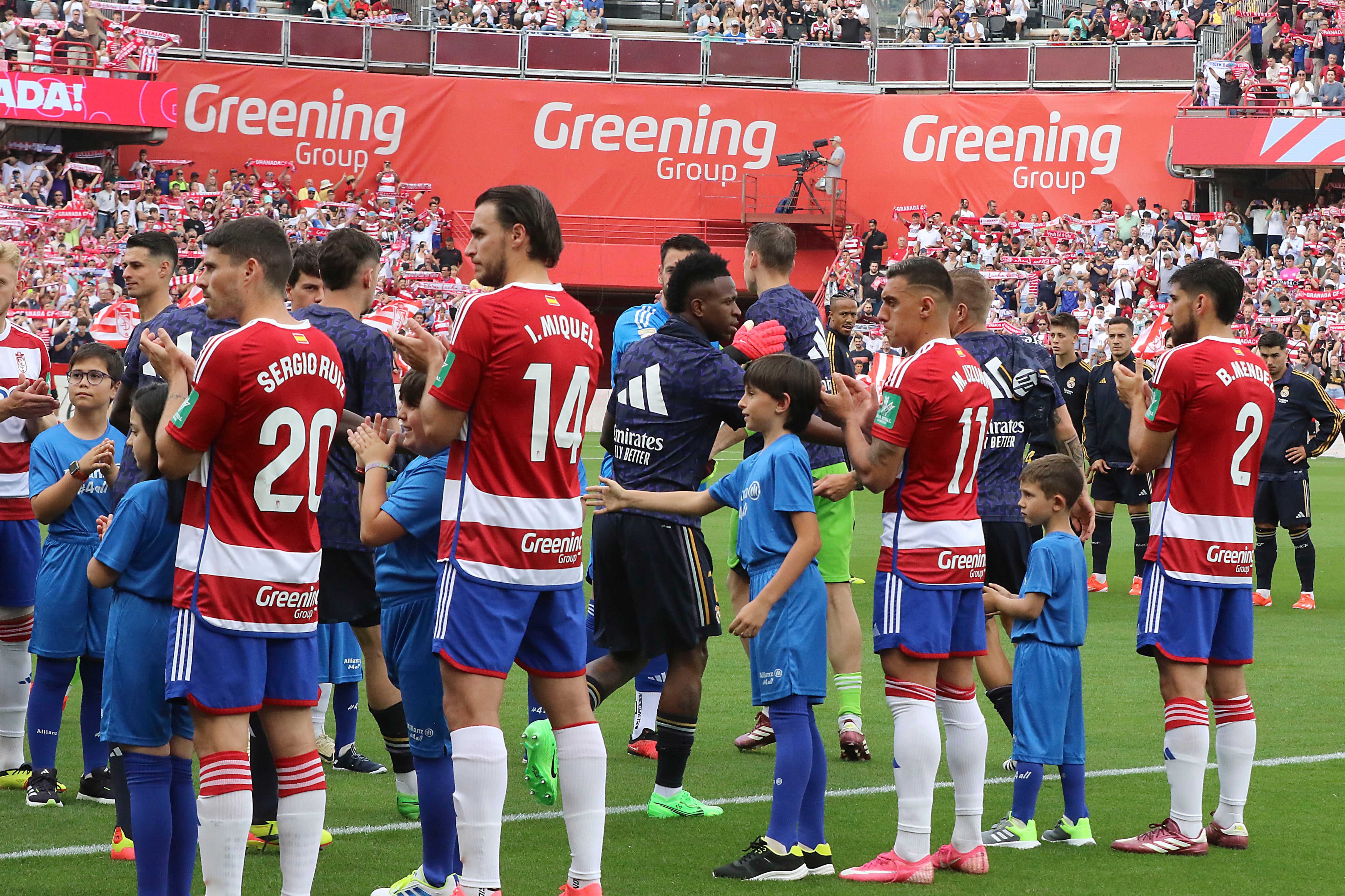 Pasillo del Granada al Real Madrid actual campeón de Liga. EFE/ Pepe Torres