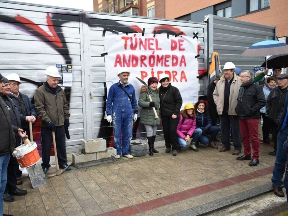 Belén y Pilarica colocan la primera piedra del túnel de Andrómeda para reivindicarse contra el "encierro" que sufren