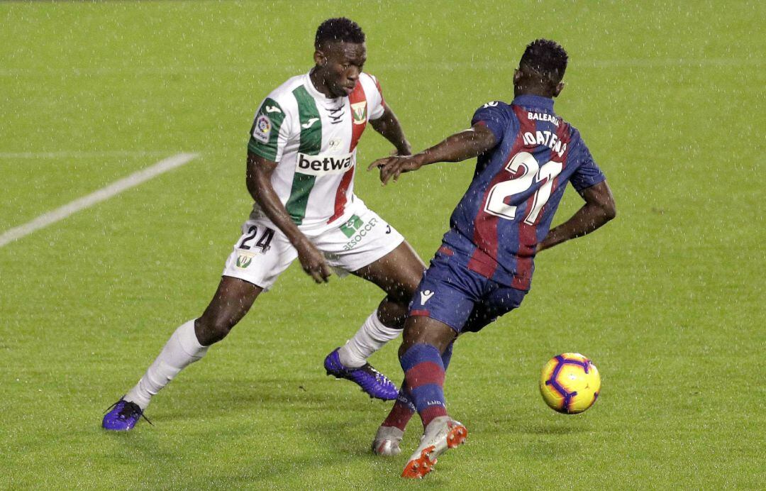 El defensa nigeriano del CD Leganés, Kenneth Omeruo (24) y el delantero del Levante UD, Emmanuel Boateng durante el partido de la décima jornada de Liga en Primera División que se jugó en el estadio Ciutat de València.