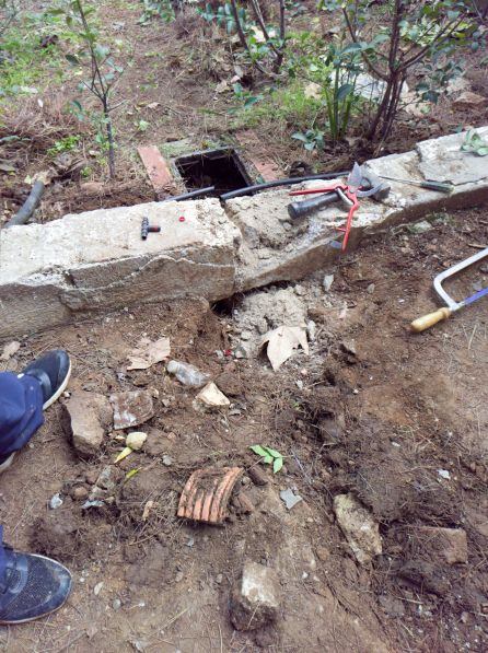 Desperfectos como estos se repiten en muchos puntos del barrio.